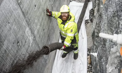  Fredrik Hansen blåser løs Leca på plass