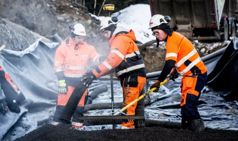 Over 12 000 kubikkmeter Leca lettklinker er blåst på plass på den 1,8 km lange gang- og sykkelveien
