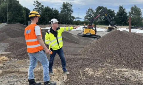 To arbeidere på byggeplass diskuterer grunnarbeid med Leca Lettklinker ved Tofte brannstasjon