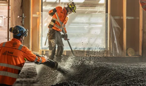 Det er raskt og enkelt å få Leca® på plass sammenlignet med alternativer som isopor, som ville kreve omfattende bruk av byggekraner og mer arbeidskraft.