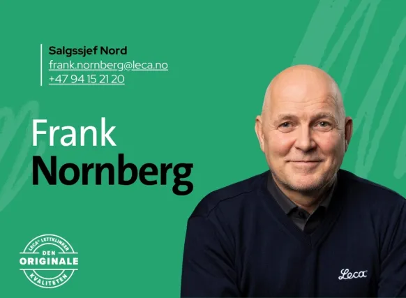 Portrett av Frank Nornberg, salgsjef for Nord i Leca Norge. Han sitter foran en grønn bakgrunn med Leca-logo og kontaktinformasjonen sin skrevet til venstre: frank.nornberg@leca.no og telefonnummer +47 94 15 21 20. Han har på seg en mørk blå genser med Leca-logoen brodert på brystet.