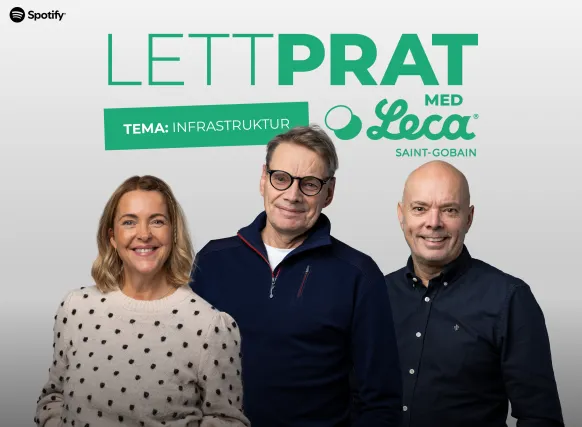 Tre personer står foran en grå bakgrunn med teksten «LETTPRAT med Leca» og «TEMA: Infrastruktur». Øverst til venstre vises Spotify-logoen. Bildet promoterer Leca sin podkast om infrastruktur, med programleder og gjester i fokus, knyttet til Saint-Gobain og Leca-merkevaren.