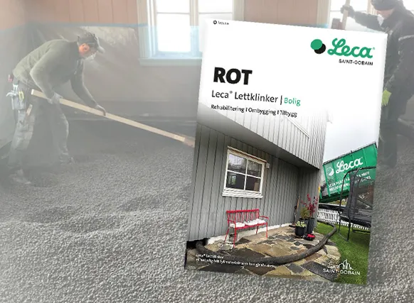 Forside av Leca ROT-brosjyre med bilde av hus og tekst Rehabilitering, Ombygging, Tilbygg. I bakgrunnen ses arbeidere som jevner ut Leca lettklinker på et gulv