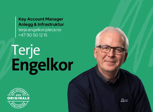 Portrett av Terje Engelkor mot grønn bakgrunn. Teksten i bildet viser: "Key Account Manager Anlegg & Infrastruktur", e-postadresse terje.engelkor@leca.no og telefonnummer +47 90 50 12 15. Nederst til venstre vises Leca-logoen med teksten "Leca Lettklinker – Den originale kvaliteten". Terje Engelkor har på seg mørk genser med Leca-logo.