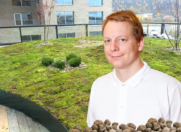 Mann i hvit poloskjorte står foran et grønt tak med planter og små busker, omgitt av en bygård i bakgrunnen. Nederst i bildet vises lettklinkerkuler. Bildet illustrerer bruk av Leca lettklinker i grønne tak-løsninger for overvannshåndtering og bærekraftig bygging.
