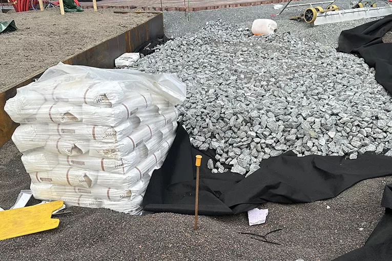 I prosjektet Det Nye Meierikvartalet skal det bygges over et betongdekke (garasje) og tak med Leca® Lettklinker 2/10, som er knust for magasinering, fordrøyning og infiltrasjon av overvann.