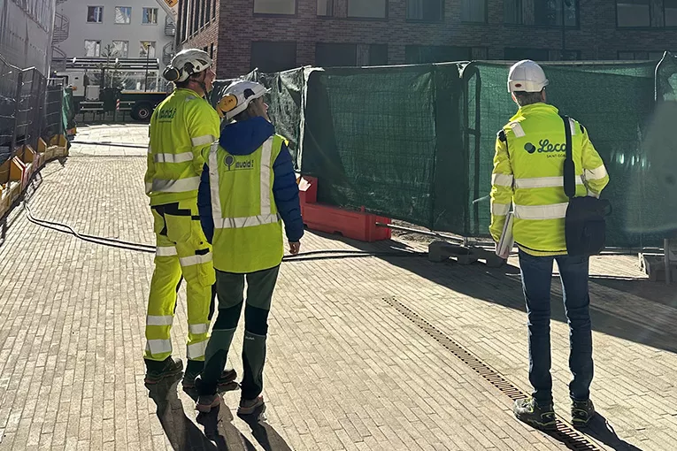 Svein Olav Barikmo fra Leca, Anette Mellum og Leif Arne Nygård fra Løvold AS på befaring etter at tårnbyggene står klare til innflytting.