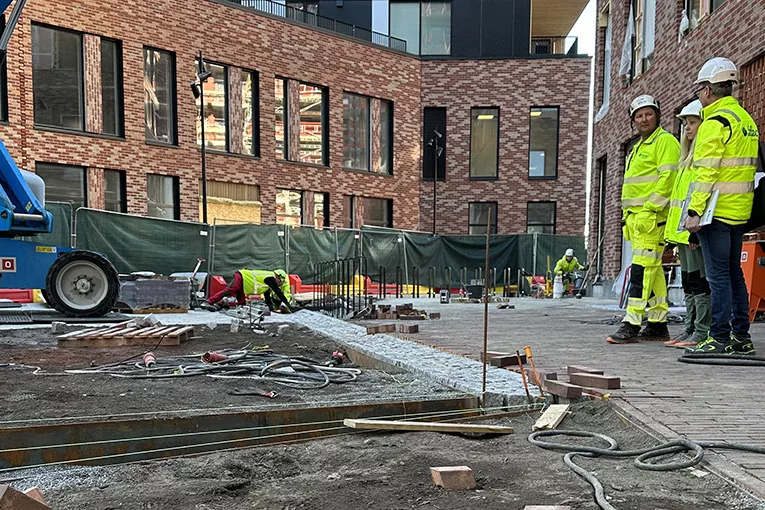 Det er Bundebygg AS som er Hovedentreprenør og de har valgt Løvold AS som underentreprenør for dette arbeidet. Løvold AS startet opp rett før sommerferien 2022 med å legge ut Leca lettklinker 2/10, knust på første del av prosjektet.