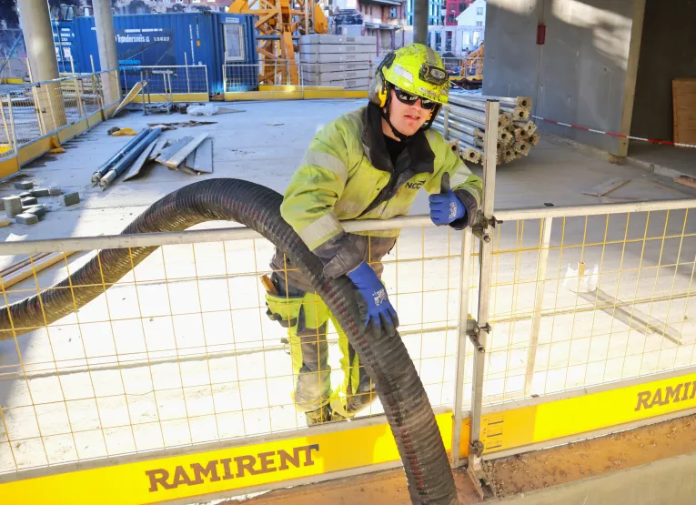 En arbeider hos entreprenøren NCC sørger for at Leca Lettklinker blåses på plass (Foto: Jan Vestre)