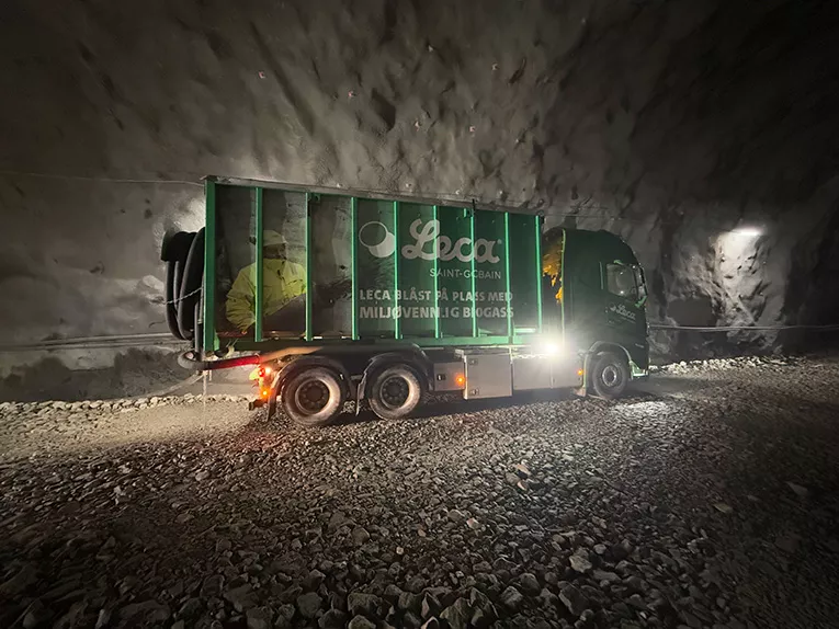 Leca® Lettklinker blåses på plass direkte fra vår biogassdrevne blåsebil, noe som sikrer presis og effektiv utlegging samtidig som vi reduserer CO₂-utslippene. 