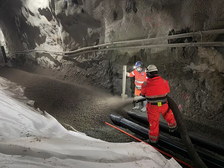  Grøften i Hestnestunnelen fylles med Leca® Lettklinker i et tempo på opptil 1 m³ per meter, noe som sikrer rask fremdrift og optimal stabilitet.