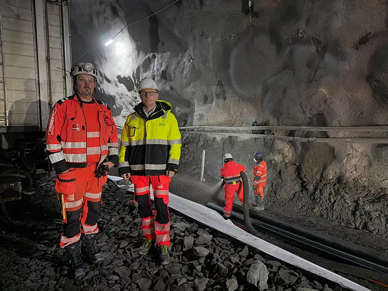 Svein Olav Barikmo fra Leca og driftsleder Thomas Storlien fra Veidekke i Hestnestunnelen.