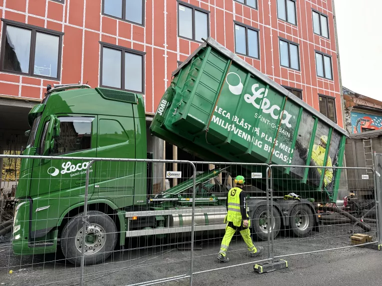 Med blåsing av Leca® lettklinker direkte fra en biogassdrevet blåsebil, viser vi hvordan innovativ tenkning kan bidra til en mer bærekraftig byggebransje