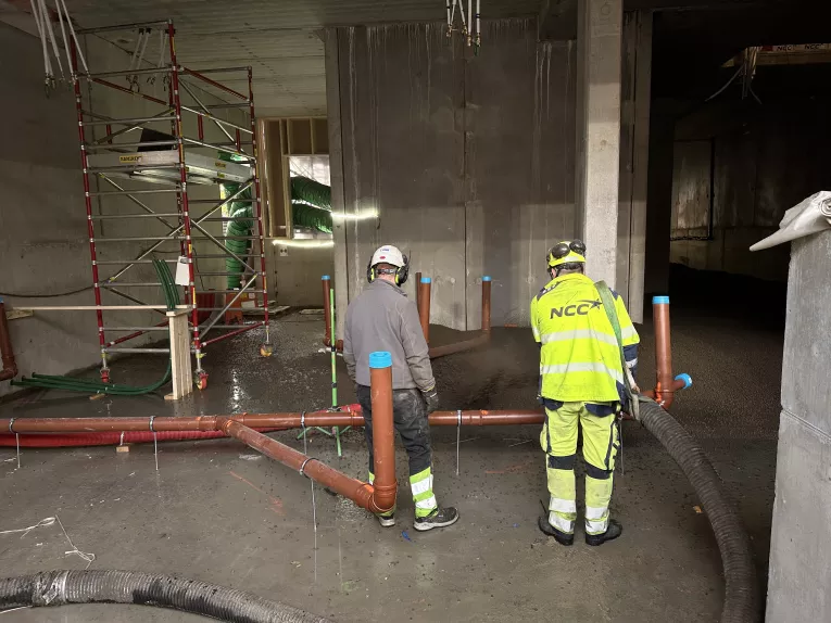 800m³ Leca® Lettklinker blåsers enkelt på plass, og gir en solid bæreevne og god holdbarhet.