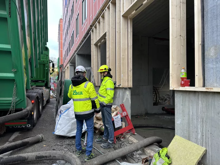 Ola Bråten Lund fra NCC og Svein Olav Barikmo fra Leca er godt fornøyd med løsningen og effektiviteten rundt leveransen.