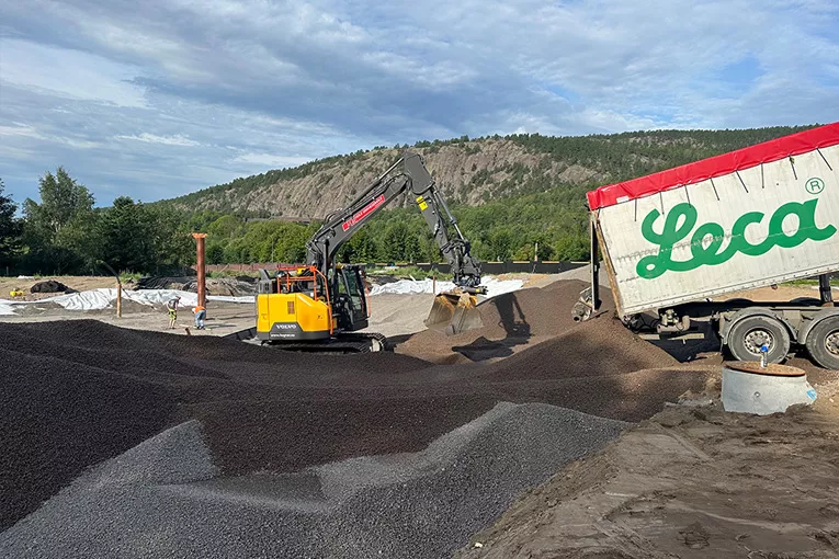 Leca lettklinker, kjent for sin lave vekt og gode drenerende egenskaper, fungerer som et stabiliserende materiale i grunnen.