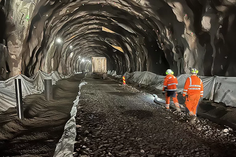 En betydelig fordel med blåsing av løs Leca er den minimale løftingen som kreves under arbeidet. Dette fører til bedre arbeidsforhold og HMS på byggeplassen. 