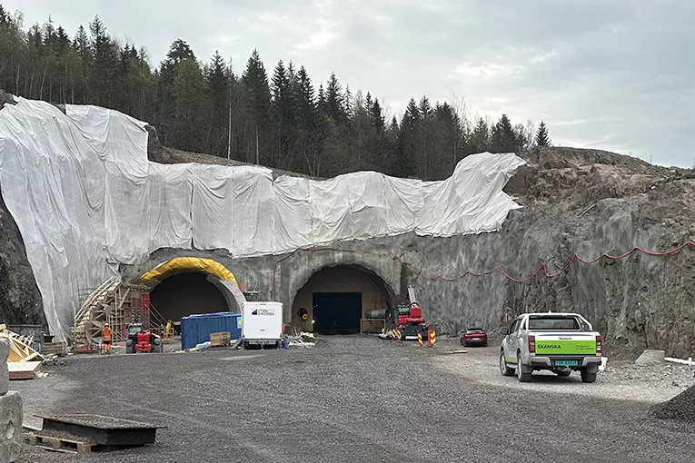 E16 Bjørum-Skaret er en viktig del av utbyggingen av motorveien mellom Sandvika og Hønefoss. Dette omfattende prosjektet, som strekker seg over en avstand på 8,4 kilometer, og har som mål å forbedre trafikkflyten og sikkerheten på denne sterkt trafikkerte strekningen. 