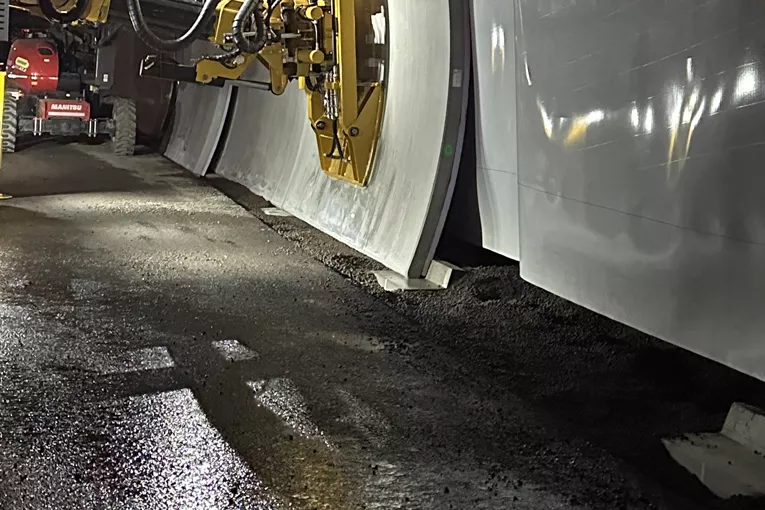 Leca® Lettklinker er i prosjektet brukt i de 2 tunellstrekninger på til sammen 4000 m til isolering av rørgaten og drenering under og mellom fundamentene for veggelementer.