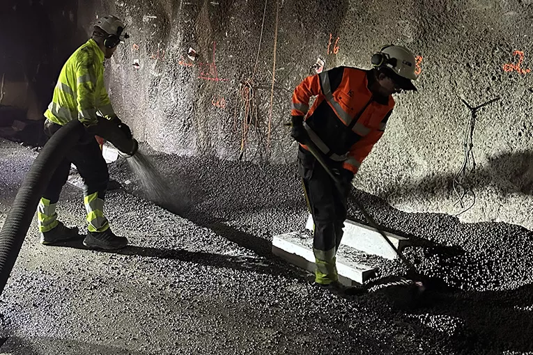 Leca ble valgt av Skanska som samarbeidspartner for E16 Bjørum-Skaret-prosjektet på grunn av deres imponerende evne til å blåse løs Leca direkte på plass.