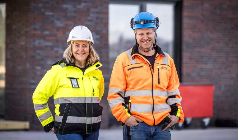 Joacim Hovde, betongformann i Solid Entreprenør, guidet oss gjennom Byhaven prosjektet i Fredrikstad, hvor vi fikk et nærmere innblikk i den avanserte og kostnadseffektive byggeteknikken som benyttes. 