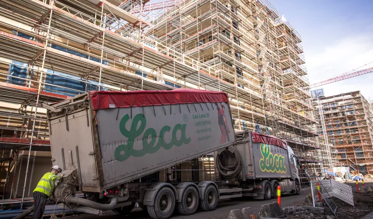 Leca® lettklinker blåses direkte til tredje etasje via en 60 meter lang slange, med en kapasitet på omtrent 50 m³ i timen.