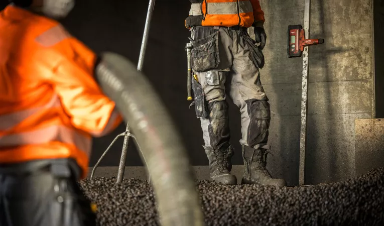 Leca® lettklinker blåst på plass, rett fra lastebilen, praktisk talt ferdig komprimert og uten behov for manuell lossing. Null problem å gå på og null emballasje.