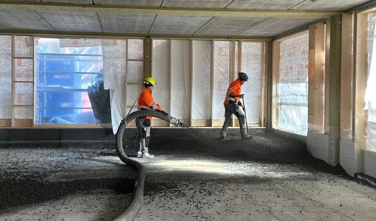 Det er raskt og enkelt å få Leca® på plass sammenlignet med alternativer som isopor, som ville kreve omfattende bruk av byggekraner og mer arbeidskraft.