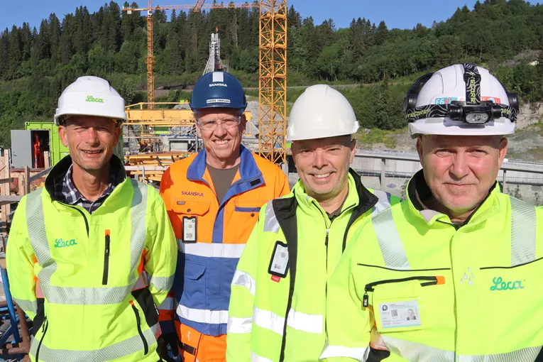 Sjefsrådgiver i Skanska, Sverre Smeplass (bak) tok i mot representanter fra Leca Norge AS i forbindelse med markeringen av sammenstøpingen av Nydalsbrua. F.v.: R&D Manager Geir Norden, salgs- og markedsdirektør Vidar Solberg og Salgssjef Nord