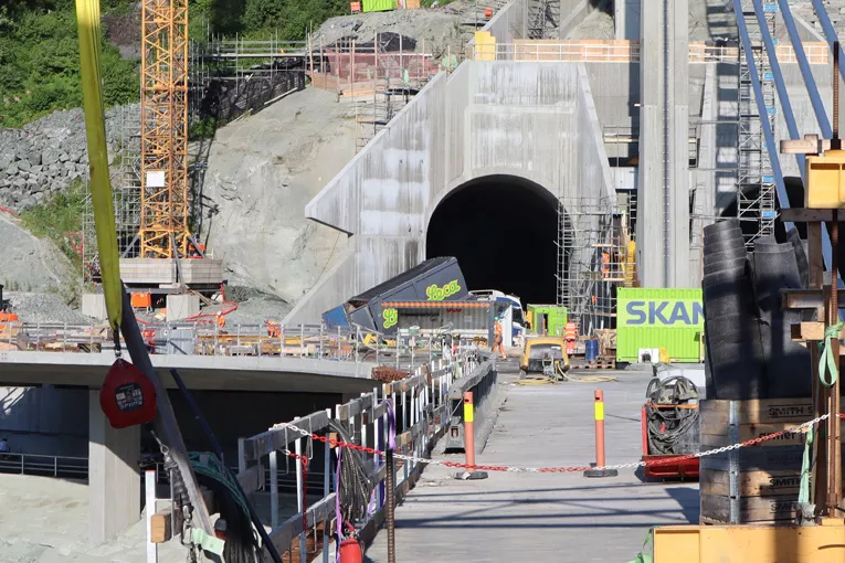I tillegg til å levere 1200 m3 med lettklink som tilslag, har Leca Norge også levert 500 m3 med Iso 8/20 til bakfylling mellom betongkonstruksjon og fjellet, dette for å redusere noe trykk mot betong. Dette ble levert av Syltern som er underentreprenør