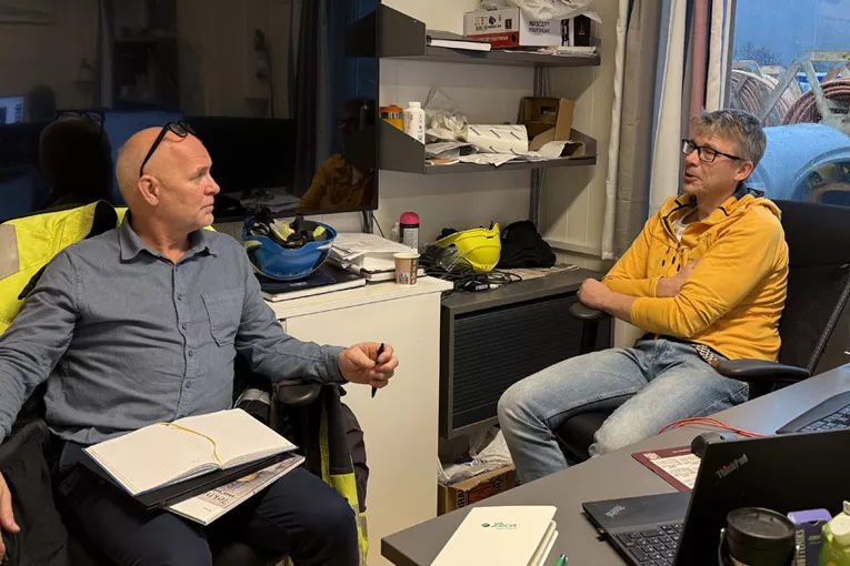 Salgssjef i nord Frank Nornberg og anleggsleder Bård Ivar Markussen diskuterer fremdrift og miljømål for Hålogalandsvegen-prosjektet. Samarbeid og strategisk planlegging er nøkkelen til suksess på et prosjekt av denne størrelsen.