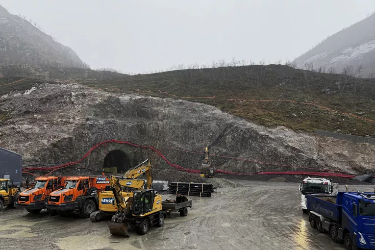 Leca® Lettklinker brukes primært som fyllmateriale for å isolere vannledninger og kummer inne i tunnelen, noe som sikrer god drenering og frostbeskyttelse.