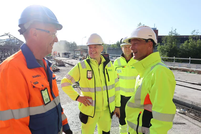 Sjefsrådgiver i Skanska, Sverre Smeplass (t.v.), i samtale med representanter fra Leca Norge AS. F.v.: salgs- og markedsdirektør Vidar Solberg, Salgssjef Midt- og Nord Norge Frank Nornberg og R&D Manager Geir Norden.