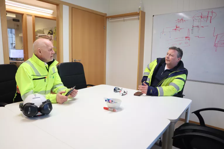 -Leca Norge jobber tett med både kommuner og rådgivende konsulenter for å finne de beste løsningene, forteller Frank Nornberg (t.v.). Her i samtale med anleggsleder Matthias Lepkowski i NCC (Foto: Jan Vestre)