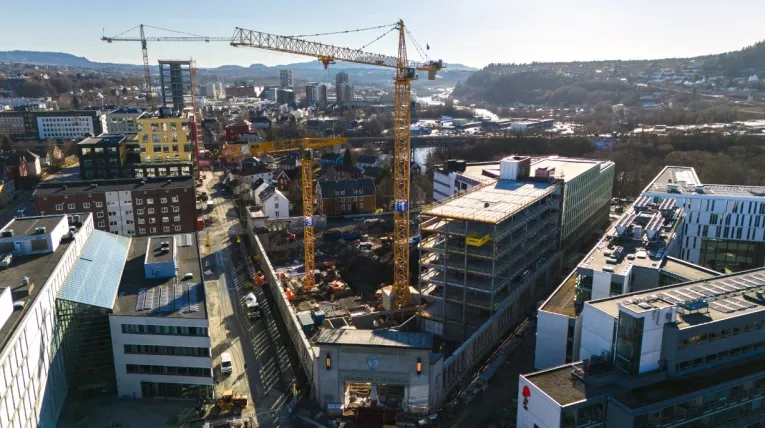 Teknohallen blir på hele 115 000 m2 og blir Trondheims største kontorarbeidsplass.I bakgrunnen skimtes Nydalsbrua, et tidligere prosjekt for Leca Norge. (Foto: Steffen Ødegård / KLP Eiendom)