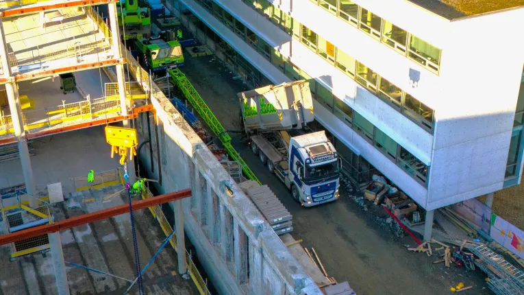 Logistikken er ofte en stor utfordring når det bygges midt i et etablert sentrumsområde. . Dette løses imidlertid enkelt med egne biler som gjennom lange slanger kan blåse på plass 50 m3 i timen.  (Foto: Steffen Ødegård / KLP Eiendom)
