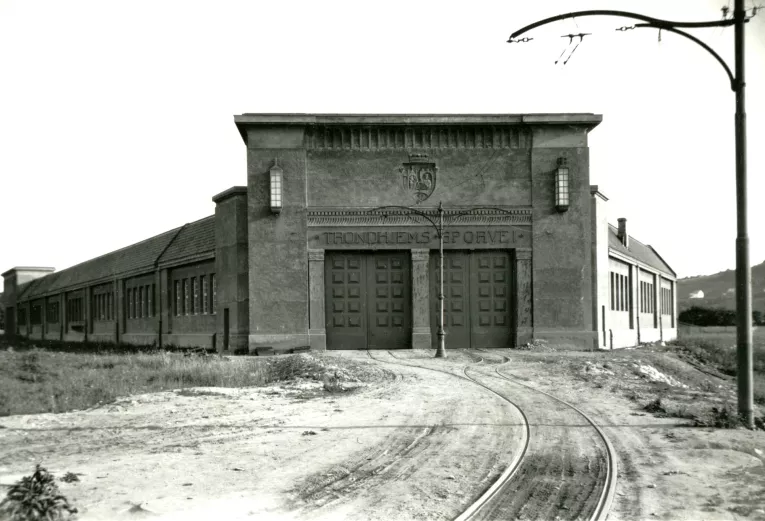 Den gamle trikkestallen på Dalsenget i Trondhjeim ble bygd 1923. I 1956 brant store deler av av bygget sammen med mesteparten av vognparken til daværende Trondheim Sporvei. (Foto: Trondheim byarkiv, fotograf ukjent)