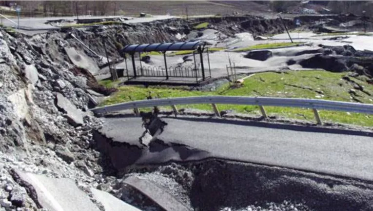 Raset ved Leistadkrysset i 2002 gjorde at pendlerparkeringen sank flere meter ned i grunnen. (Foto: NVE)