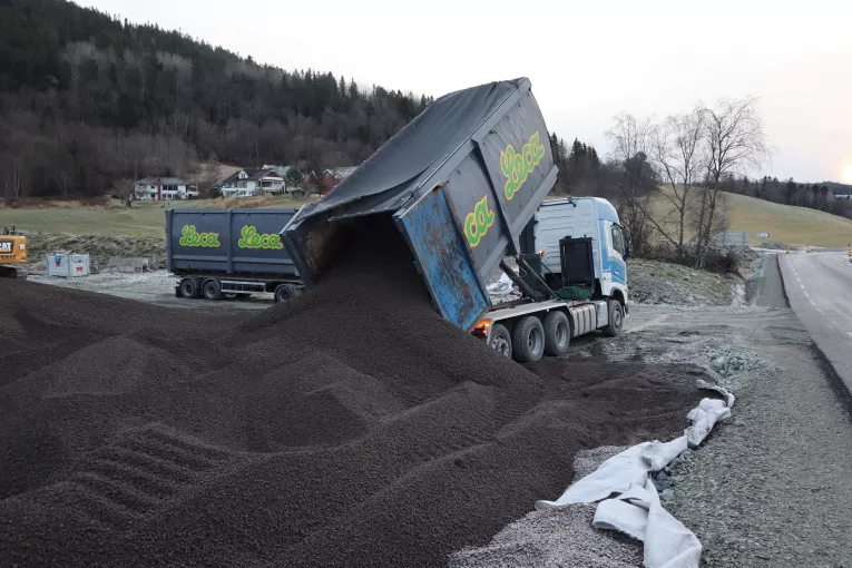 Biler fra Westgaard Transport AS tipper Leca lettklinker direkte på plassen