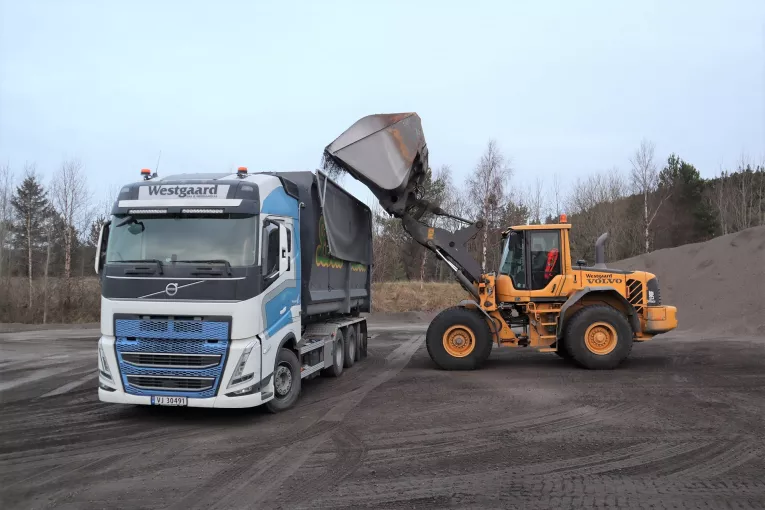 Biler fra Westgaard Transport AS henter Leca lettklinker fra eget lager ved Stjørdal havn