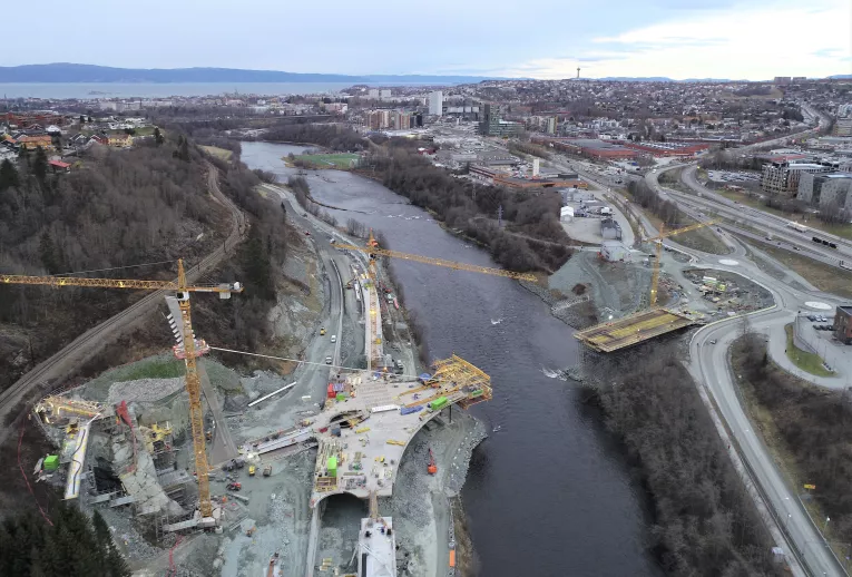 LANDEMERKE: Nydalsbrua blir et landemerke i Trondheim. I bakgrunnen til høyre skimtes et annet landermerke - Tyholttårnet. Nidarosdomen skimtes i bakgrunnen til venstre i bildet.