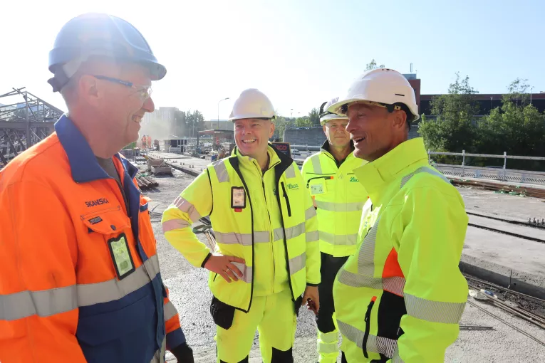 Sjefsrådgiver i Skanska, Sverre Smeplass (t.v.), i samtale med representanter fra Leca Norge AS. F.v.: salgs- og markedsdirektør Vidar Solberg, Salgssjef Midt- og Nord Norge Frank Nornberg og R&D Manager Geir Norden.