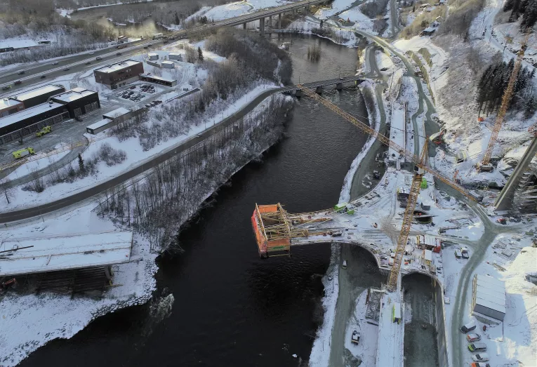 SKRÅKABELBRU: Nydalsbrua bygges etter fritt-frambygg-metoden. Brua støpes i åtte ulike etapper fra Byåsen-siden mot Sluppen-siden, hvor hver etappe blir på 8,5 meter. 