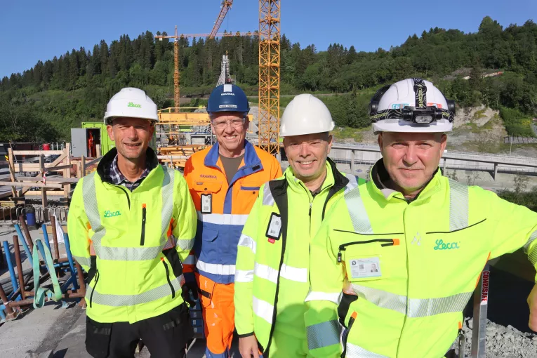 Sjefsrådgiver i Skanska, Sverre Smeplass (bak) tok i mot representanter fra Leca Norge AS i forbindelse med markeringen av sammenstøpingen av Nydalsbrua. F.v.: R&D Manager Geir Norden, salgs- og markedsdirektør Vidar Solberg og Salgssjef Midt- og Nord Norge Frank Nornberg 