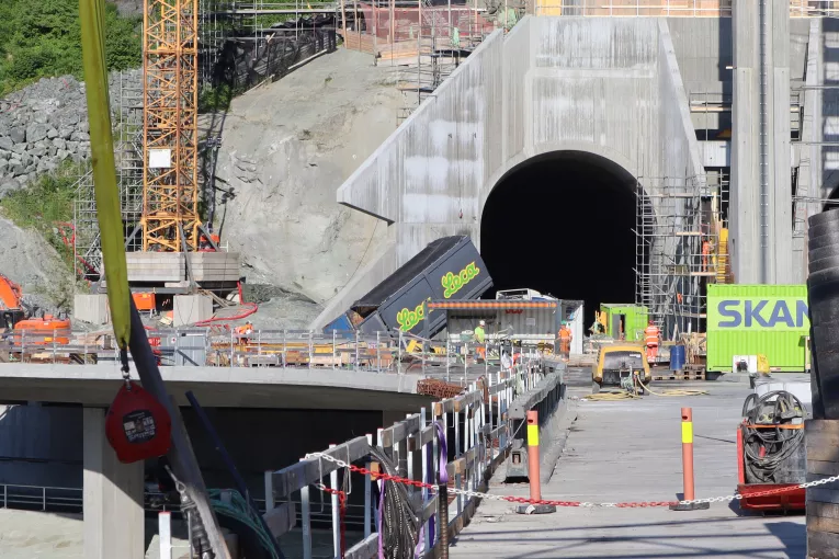 I tillegg til å levere 1200 m3 med lettklink som tilslag, har Leca Norge også levert 500 m3 med Iso 8/20 til bakfylling mellom betongkonstruksjon og fjellet, dette for å redusere noe trykk mot betong. Dette ble levert av Syltern som er underentreprenør for Skanska.