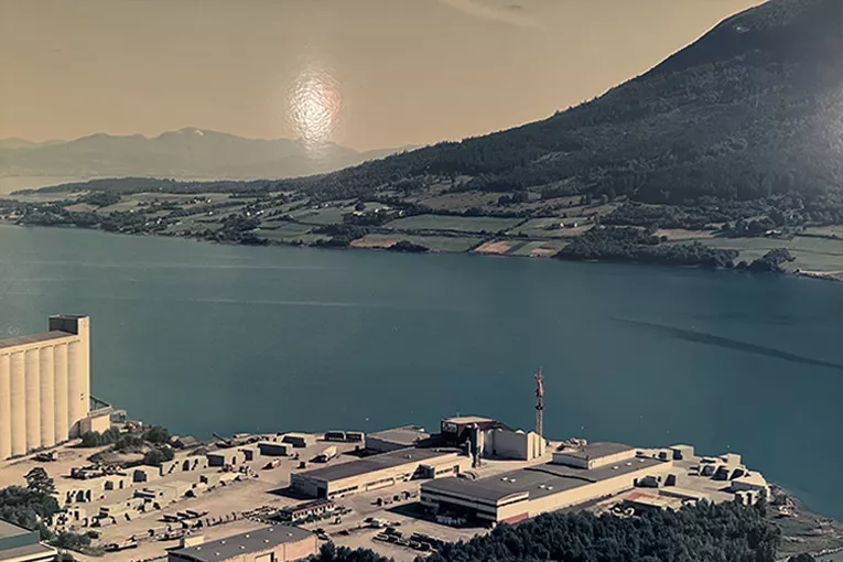 Bilde av fabrikken på Vestnes i 1997