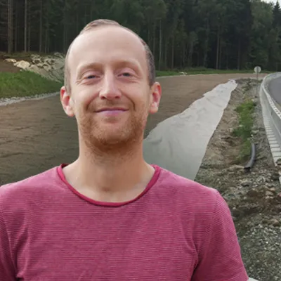 Geotekniker William Frieberg fra Leca står ved en veifylling med Leca lettklinker. 