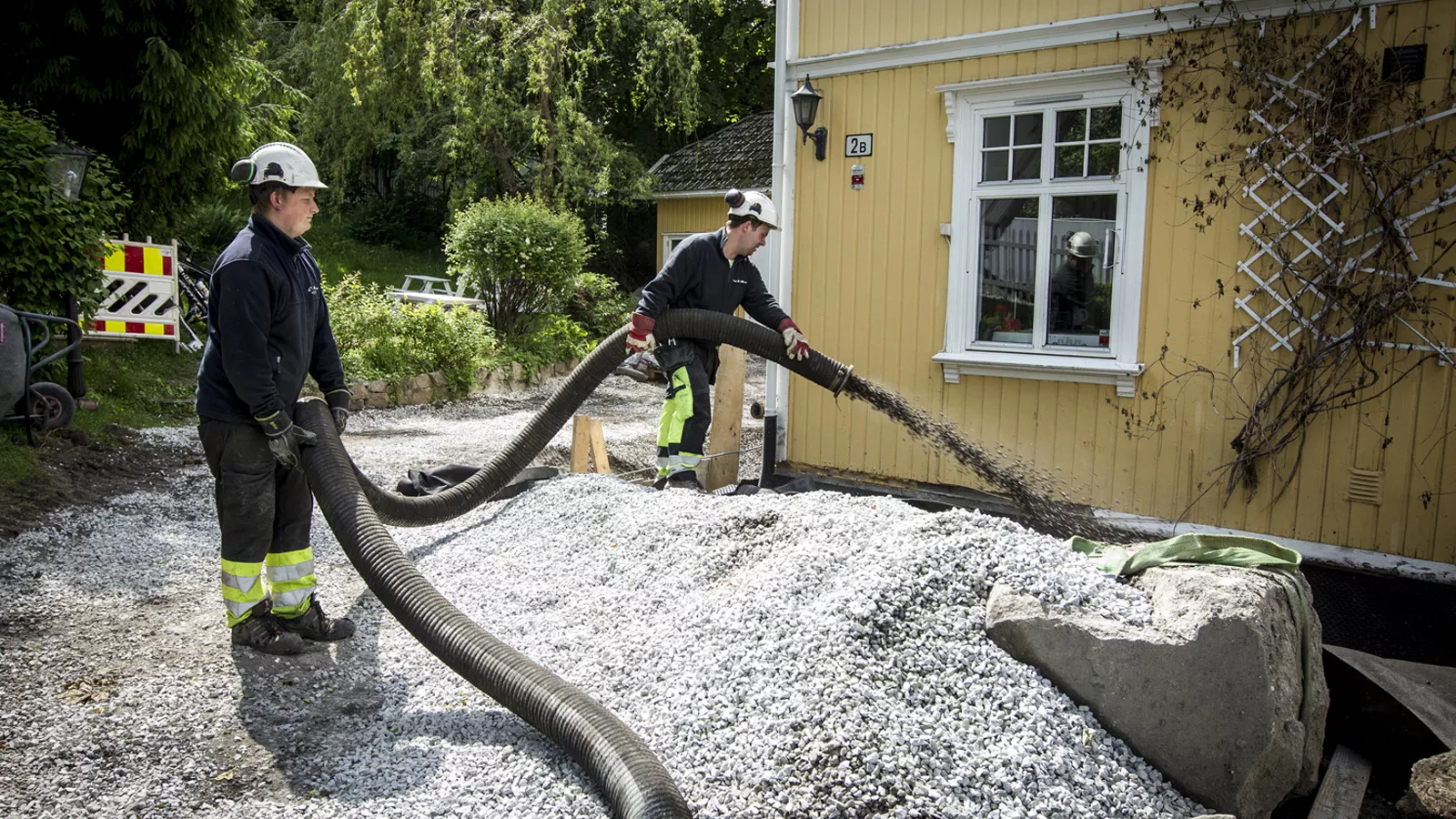 Da den gamle grunnmuren skulle dreneres og isoleres, ble Leca blåst inn