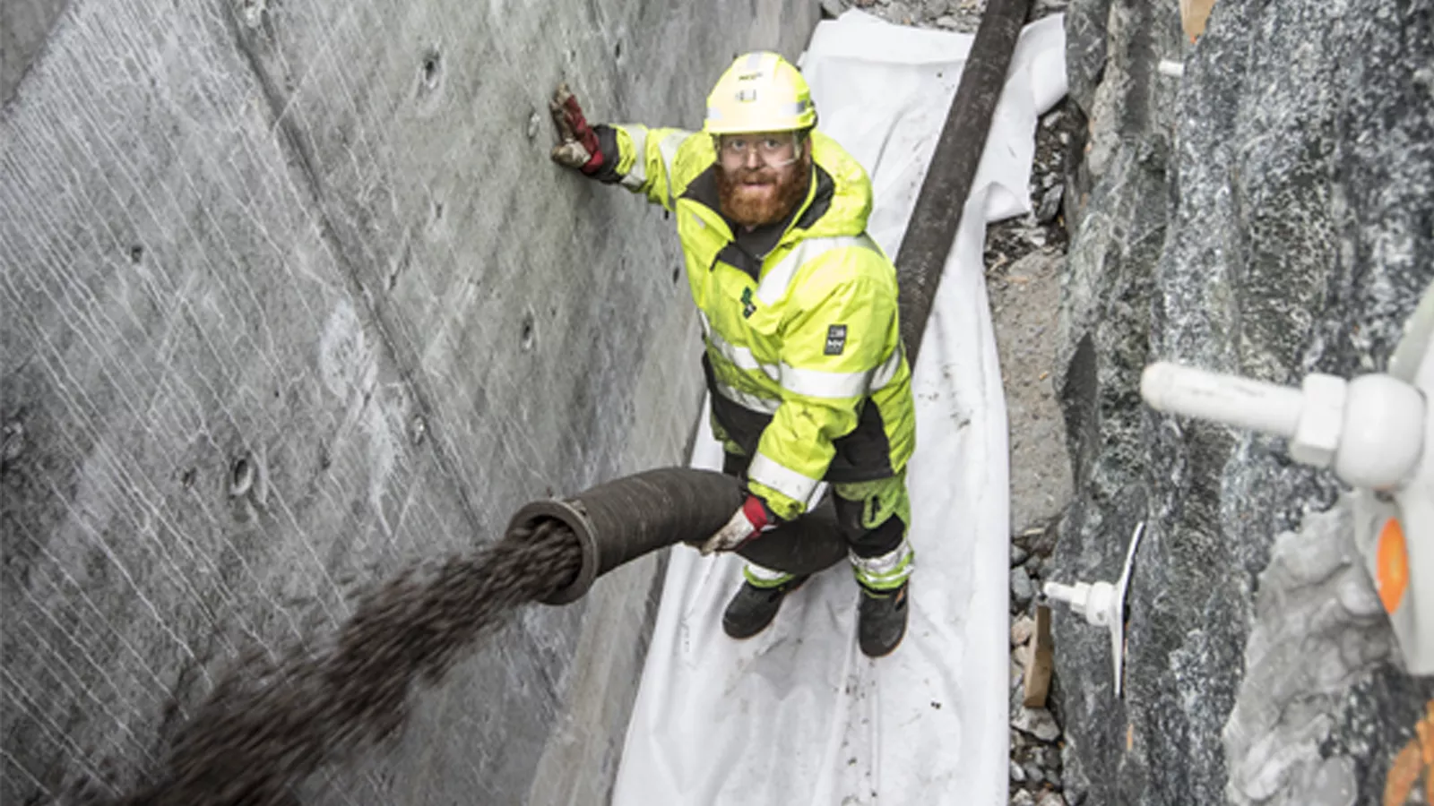  Fredrik Hansen blåser løs Leca på plass