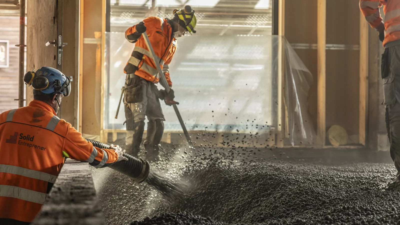 Det er raskt og enkelt å få Leca® på plass sammenlignet med alternativer som isopor, som ville kreve omfattende bruk av byggekraner og mer arbeidskraft.